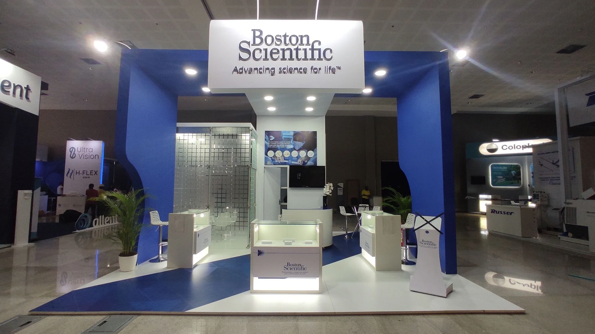 Estande azul e branco da Boston Scientific em uma feira