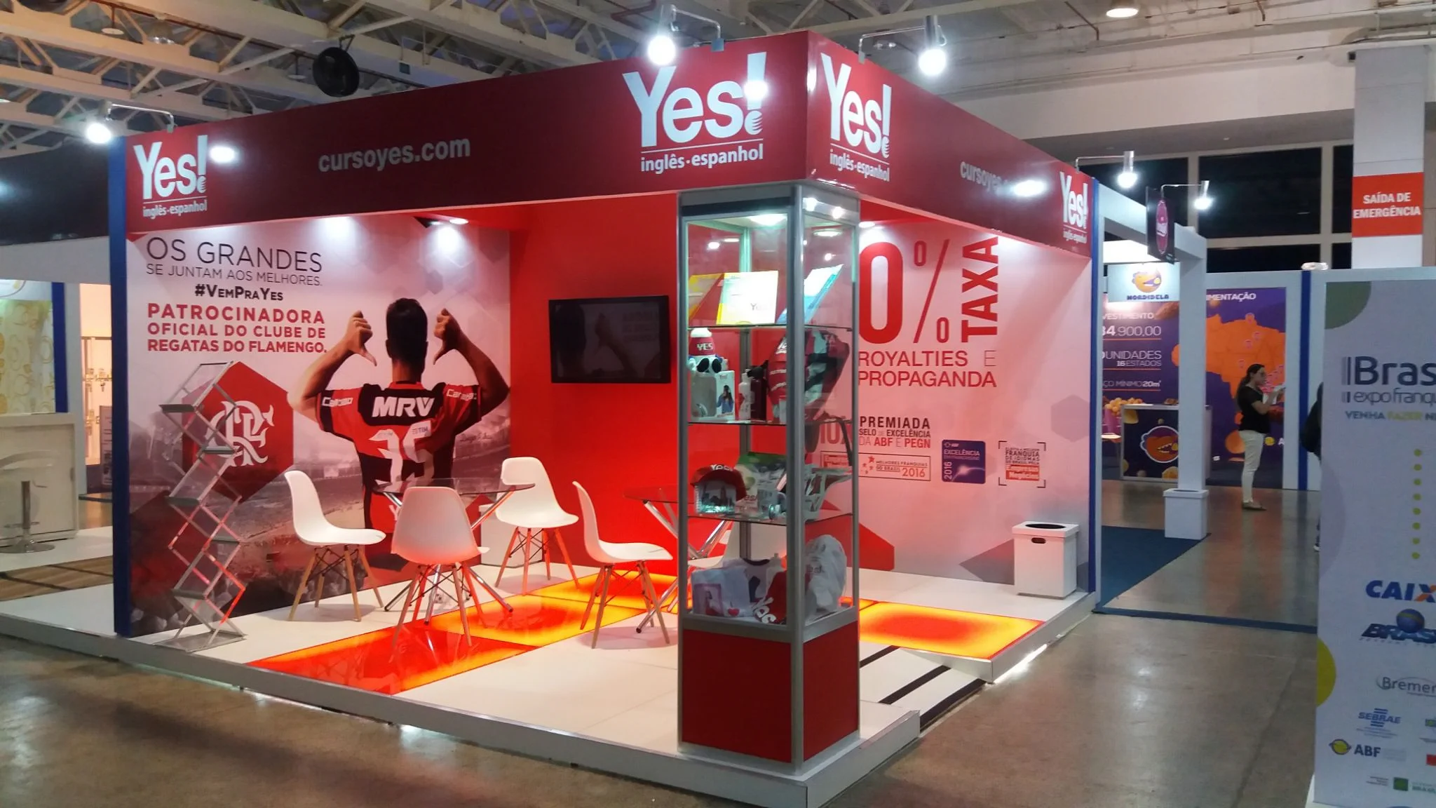 Estande vermelho da Yes! Inglês e Espanhol em um evento