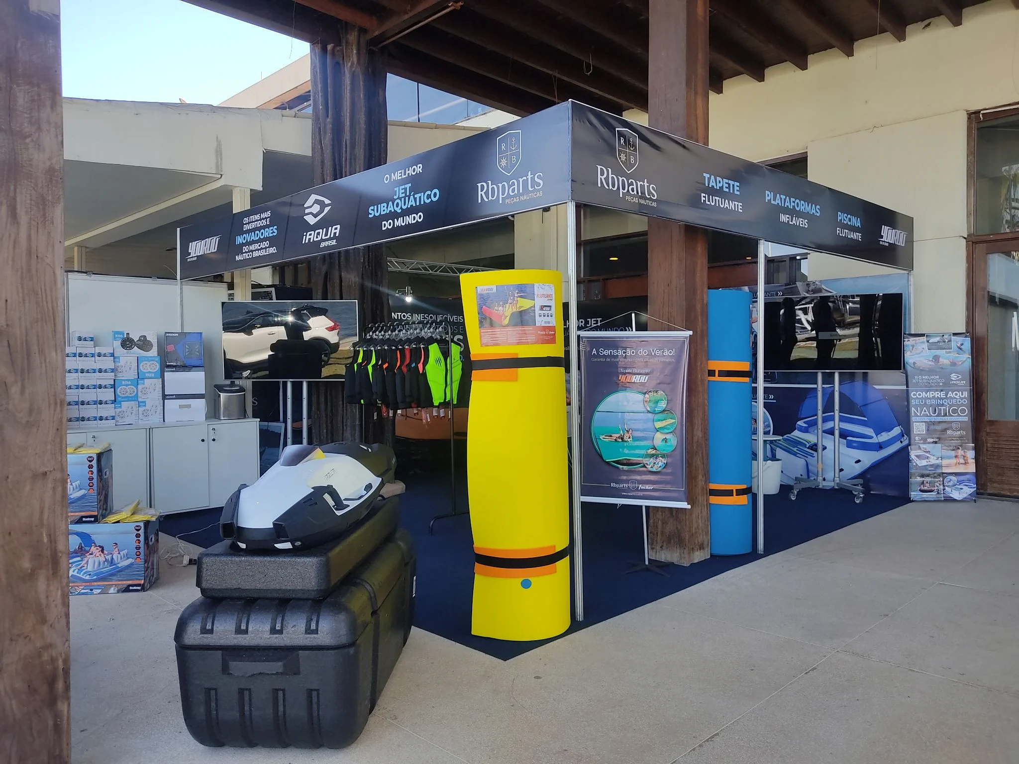 Estande da Rbparts com comunicação visual para produtos náuticos